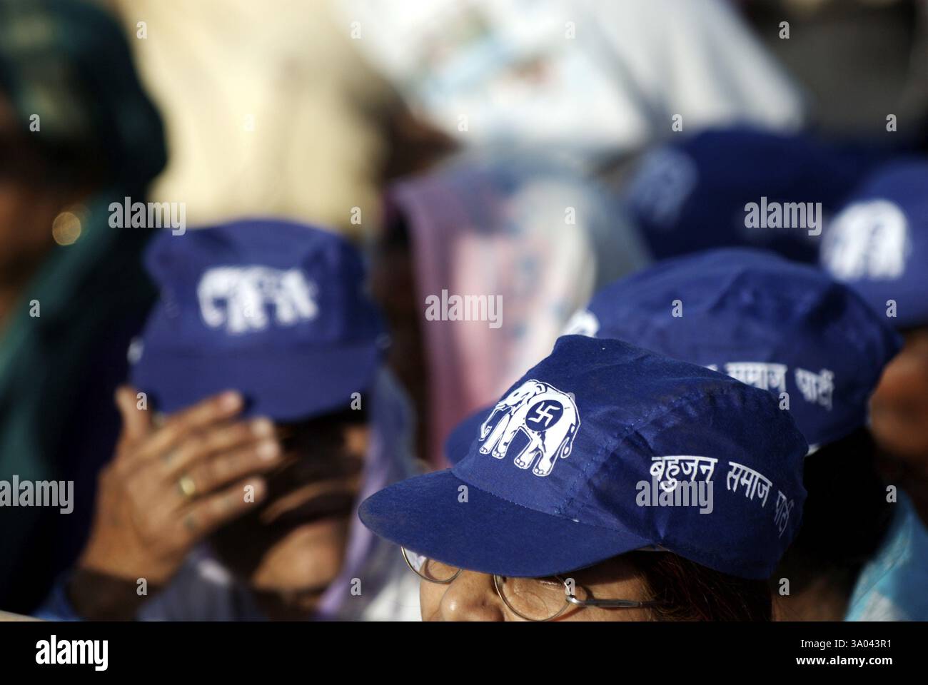 Anhänger der BSP Bahujan Samajwadi Partei Logo Cap während der Wahlkampfkundgebung, Bombay Mumbai, Maharashtra, Indien KEIN MR Stockfoto