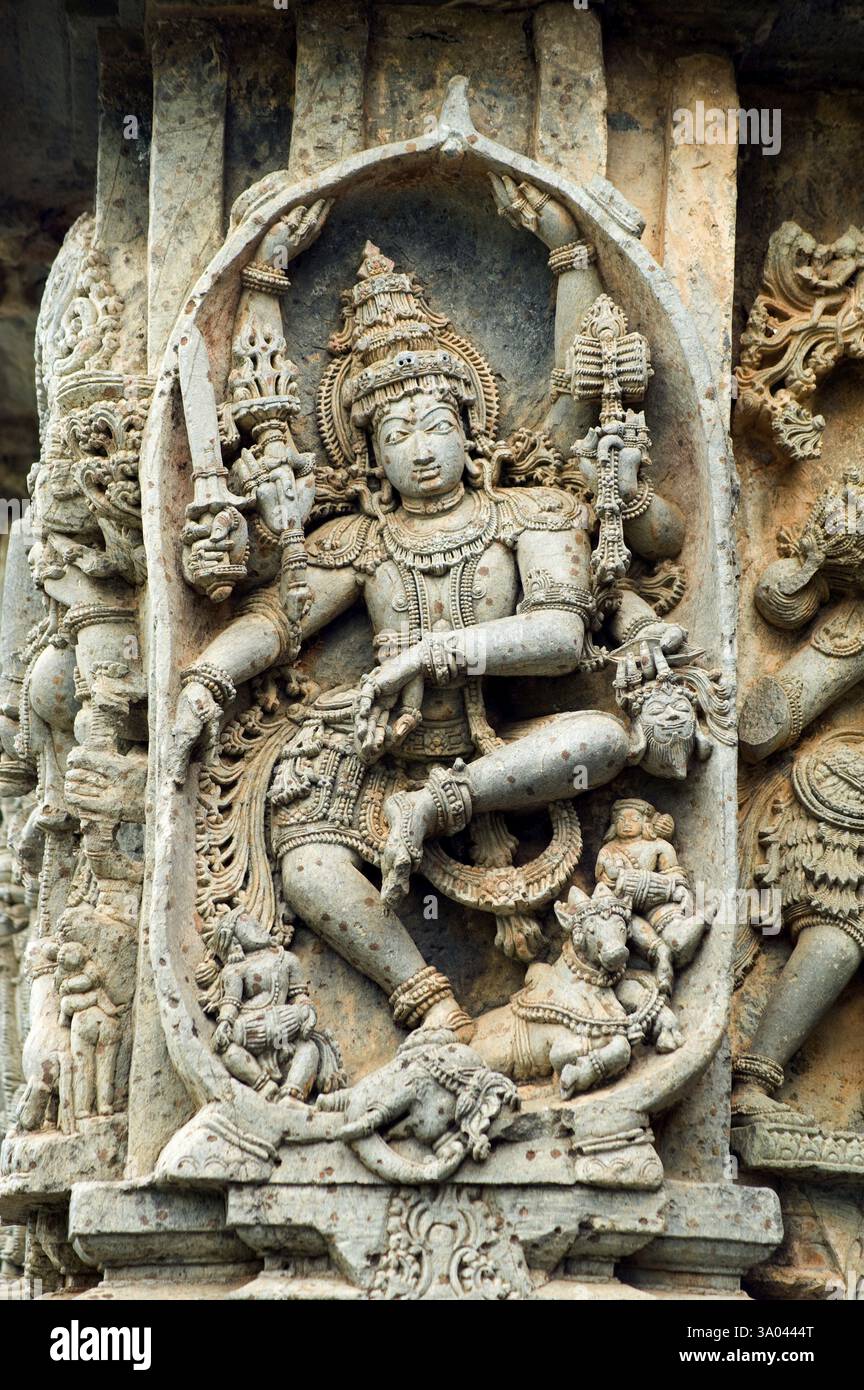 Gott shiva Statue auf dem Hoysaleswara Tempel, Halebid Halebidu, Hassan, Karnataka, Indien, Asien Stockfoto
