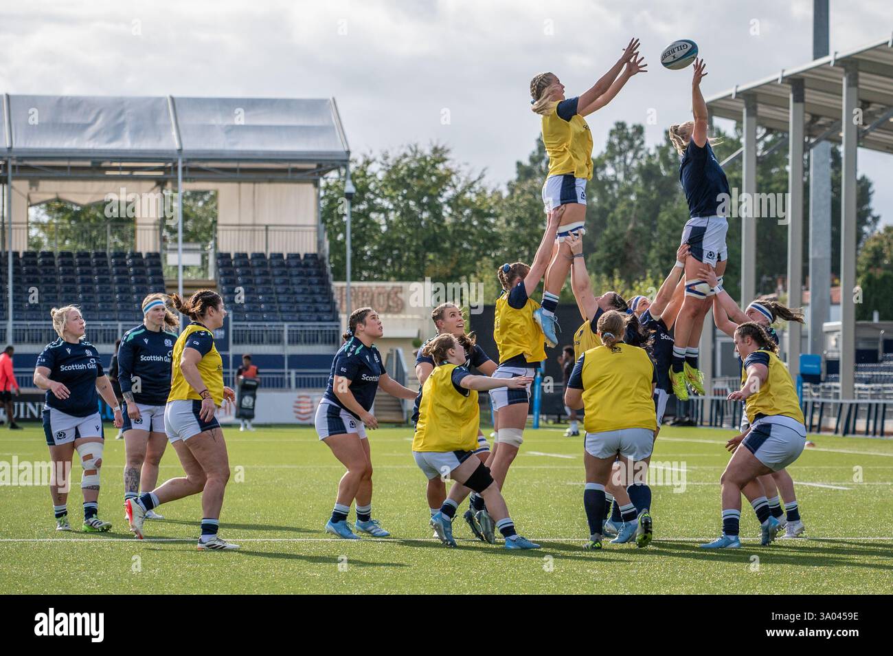 Schottische Spieler wärmen sich für ihr Spiel gegen Fidschi im Hive-Stadion auf Stockfoto