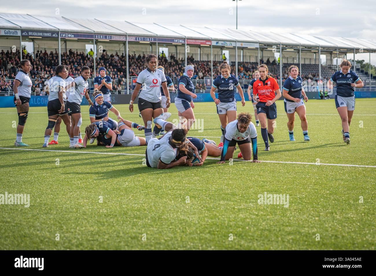 Die Fidschi-Verteidigung bricht zusammen, als Schottland zu einem frühen Zeitpunkt ins Spiel durchbricht. Stockfoto