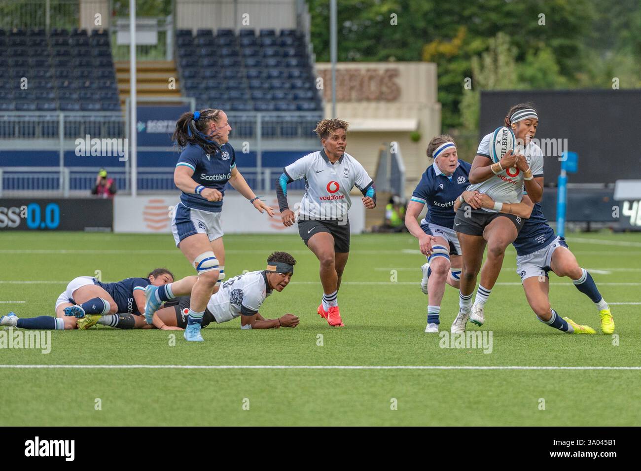Ein fidschi-Spieler wird während des Spiels von zwei schottischen Spielern angegriffen Stockfoto