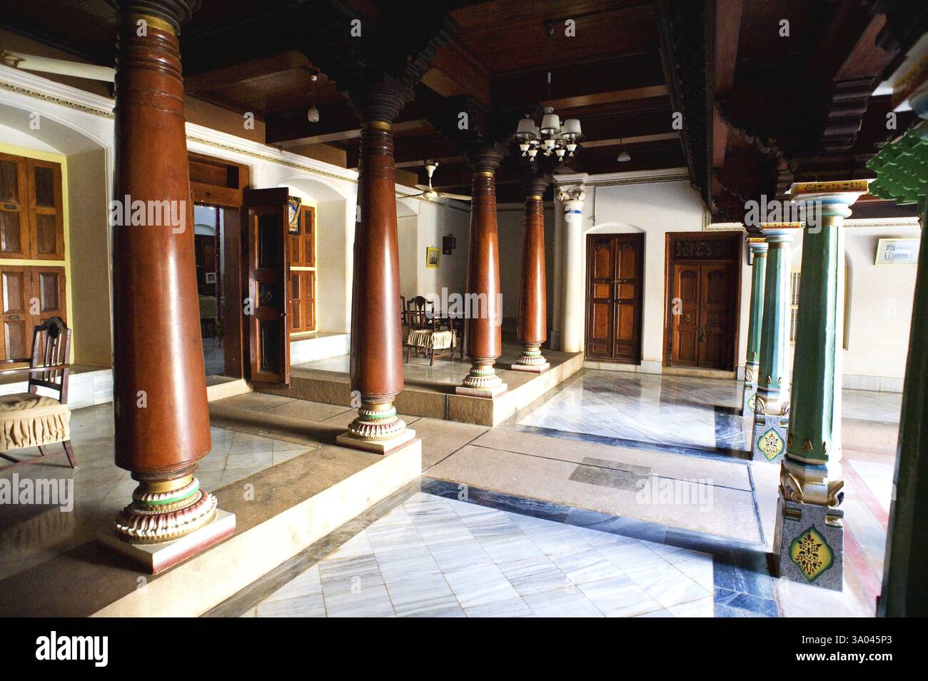 Zeitungen, Schlagzeilen, abstrakt, abstrakt, Kunst, schwarzer Hintergrund, Nahaufnahmen, Nahaufnahmen, Farbe, Farben, Konzept, Konzepte, zerknittert, Indien, Indoor, Ind Stockfoto