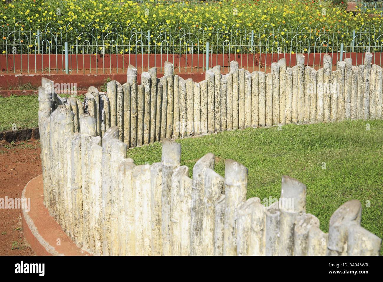 Künstliche Struktur mit grünem Gras in hängendem Garten, bekannt als Sir pherozeshah mehta Garden, Bombay Mumbai, Maharashtra, Indien, Asien Stockfoto