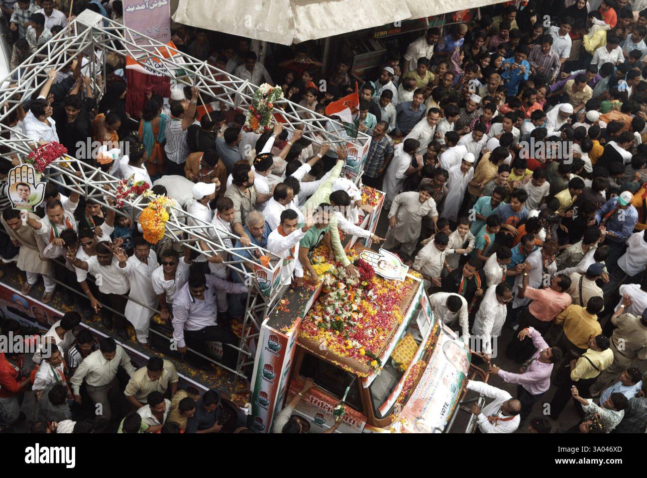 Schauspieler Salman Khan im Roadshow Teil des Wahlkampfes für die Indian National Congress Kandidat Milind Deora in Bombay Stockfoto