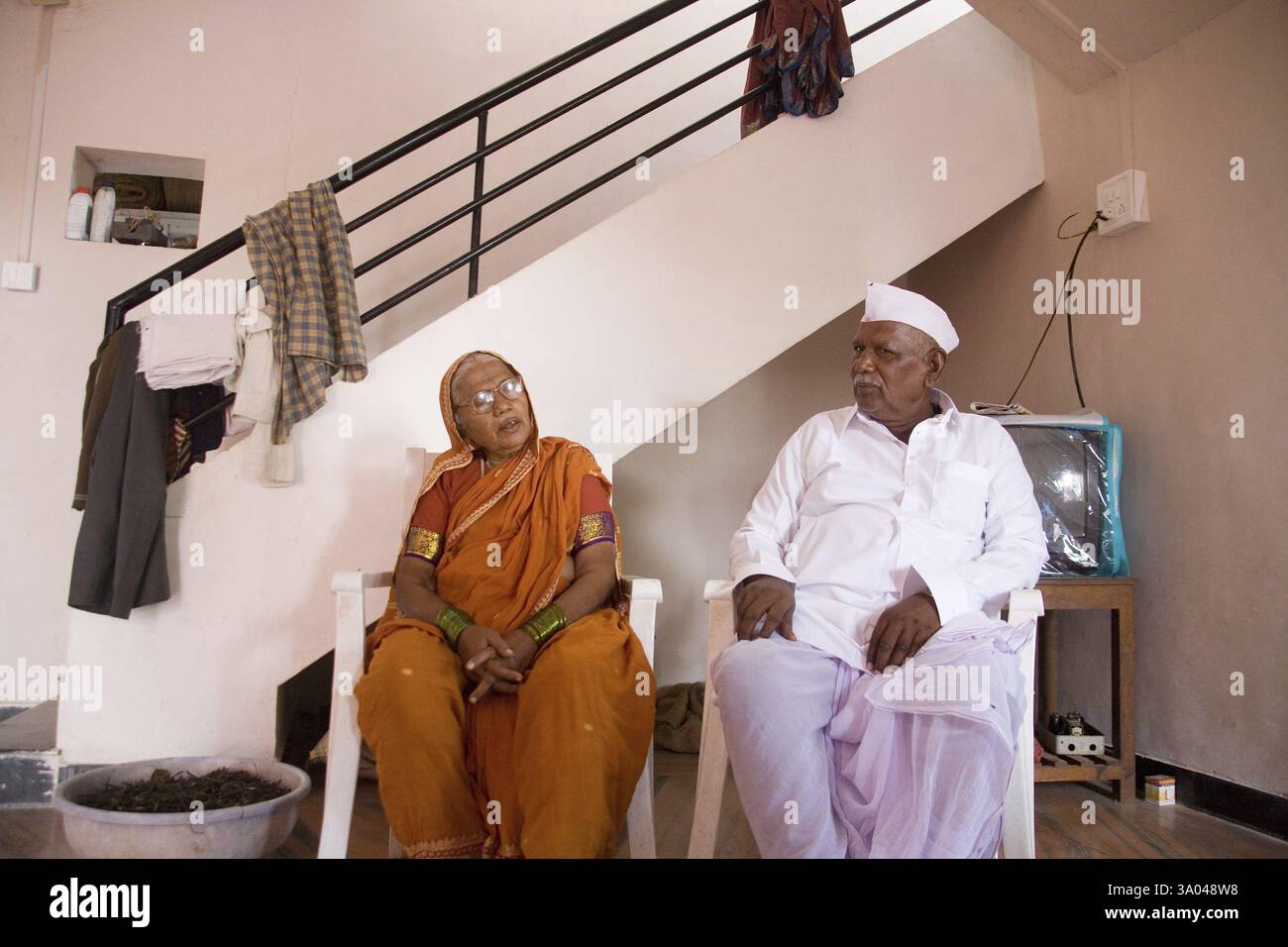 Mann und Frau sitzen auf dem Stuhl, Salunkhewadi, Nandur, Marathwada, Maharashtra, Indien MR#688 Stockfoto