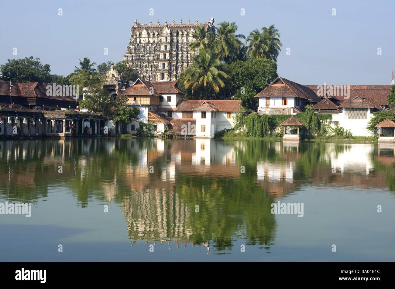 Sri padmanabhaswamy Tempel und Häuser spiegeln sich in Padmatheertham Tank in Trivandrum Thiruvananthapuram, Kerala, Indien 2010 Stockfoto