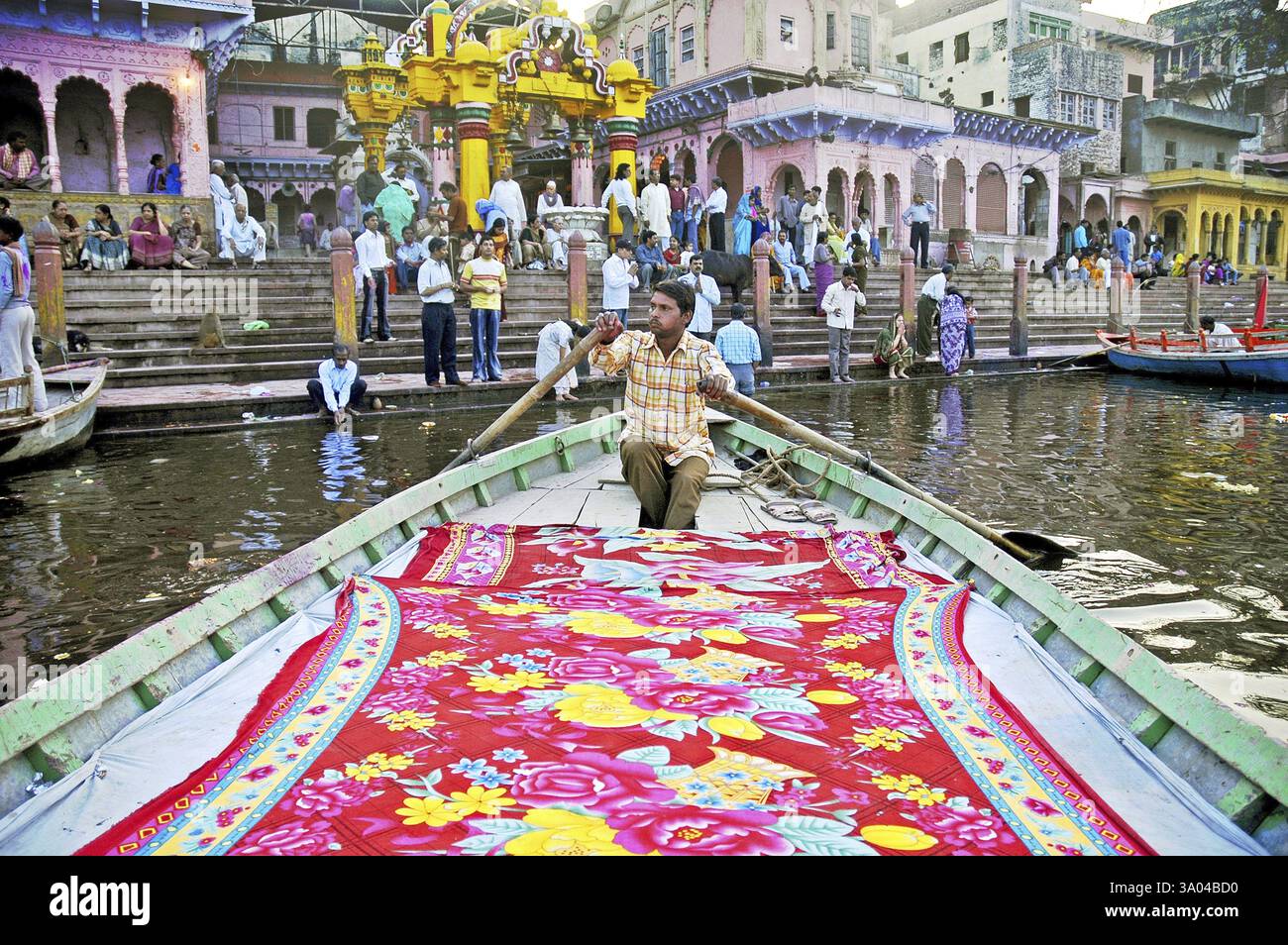 Bootsführer vor bunten Tempeln am Ufer des Yamuna Flusses, Vishram Ghat, Mathura, Uttar Pradesh, Indien, Asien Stockfoto