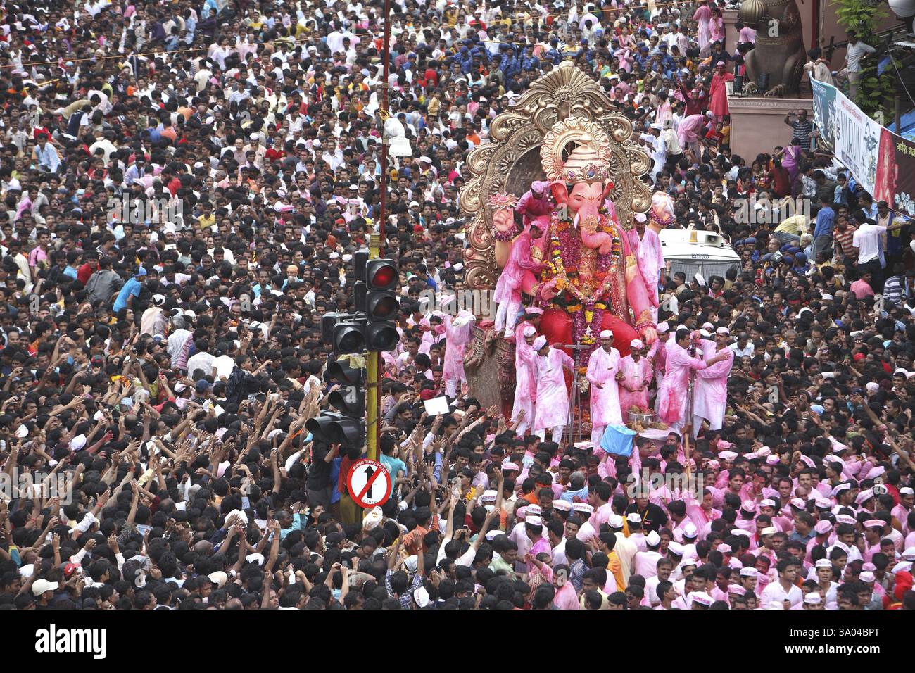Fans beobachten ganesh, wie sie Lalbaugcha raja in Bombay Mumbai, Maharashtra, Indien, Asien erleben Stockfoto