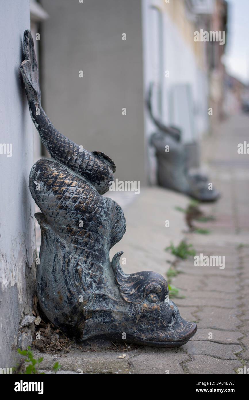 Dekorative Wand zum Schutz der Skulptur in Vršac Stockfoto