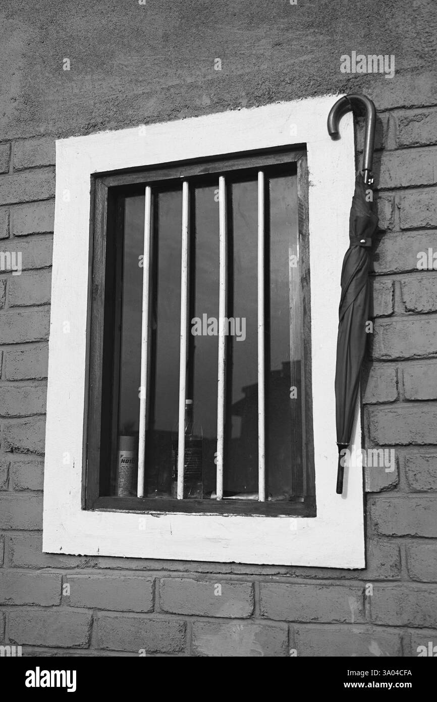 Brickwall Fenster und Dach Maharashtra Indien Asien Sept 2011 Stockfoto