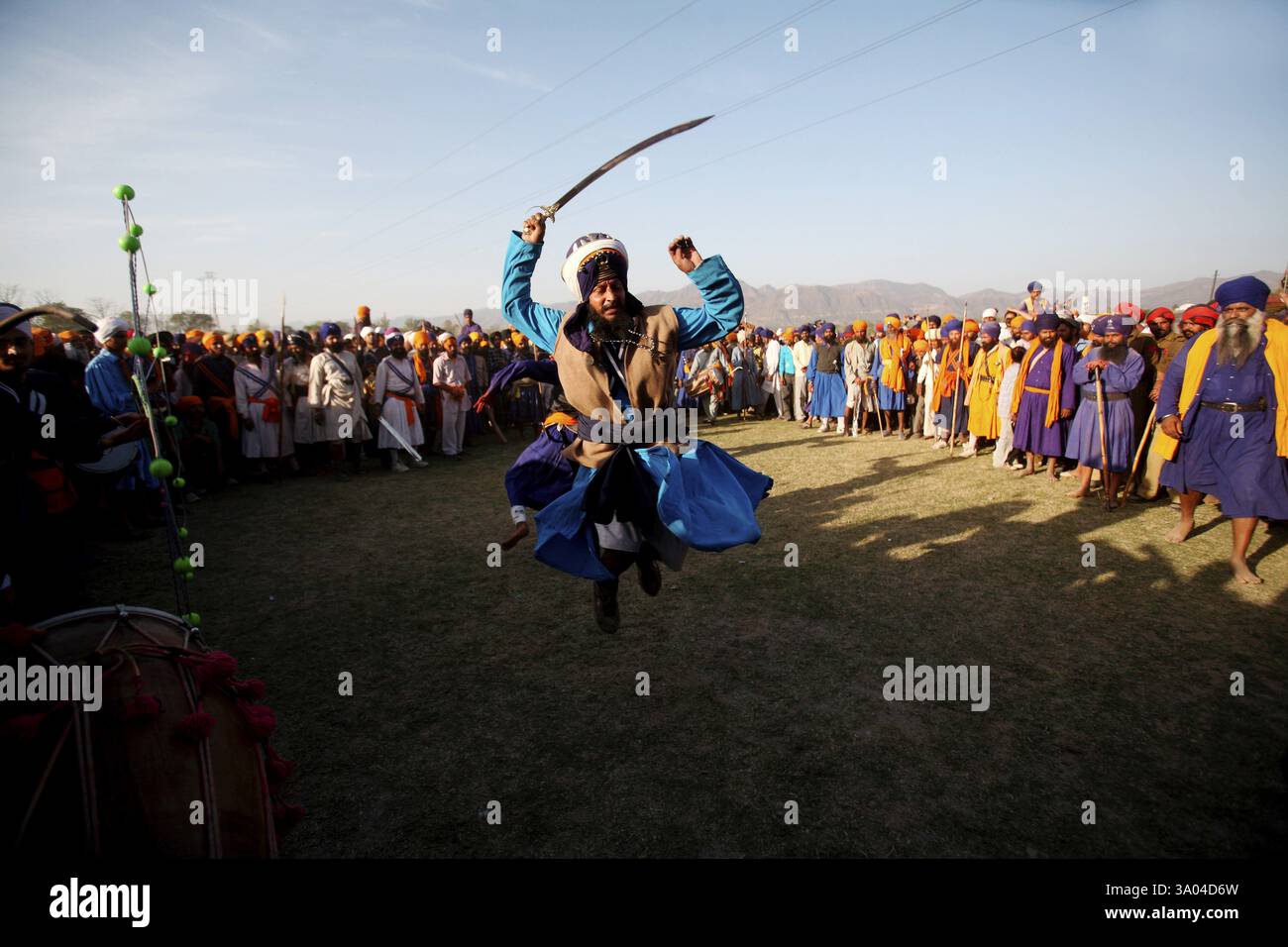 Nihang oder Sikh Krieger Stunts mit Schwert während der Hola Mohalla Feier bei Anandpur Sahib durchführen Stockfoto