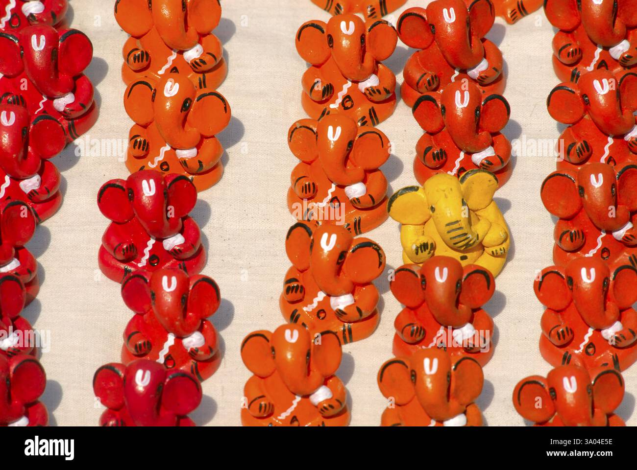 Miniatur-Idole von Lord Ganesh beim Kala Ghoda Kunstfestival 2009, Bombay Mumbai, Maharashtra, Indien, Asien Stockfoto