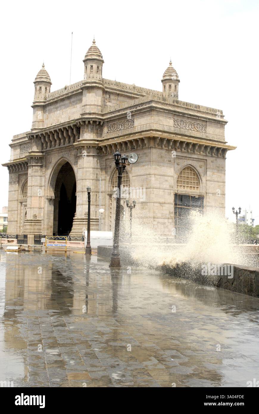 Hightide am Gateway of India, Bombay Mumbai, Maharashtra, Indien 24. Juli 2009 Stockfoto