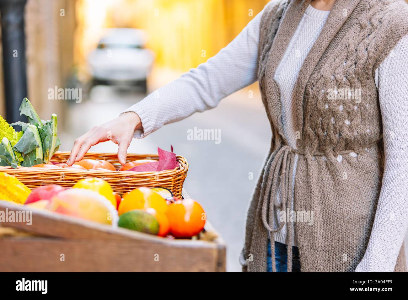 Frau, die frische Produkte am Marktstand im Freien auswählt. Lifestyle. Stockfoto