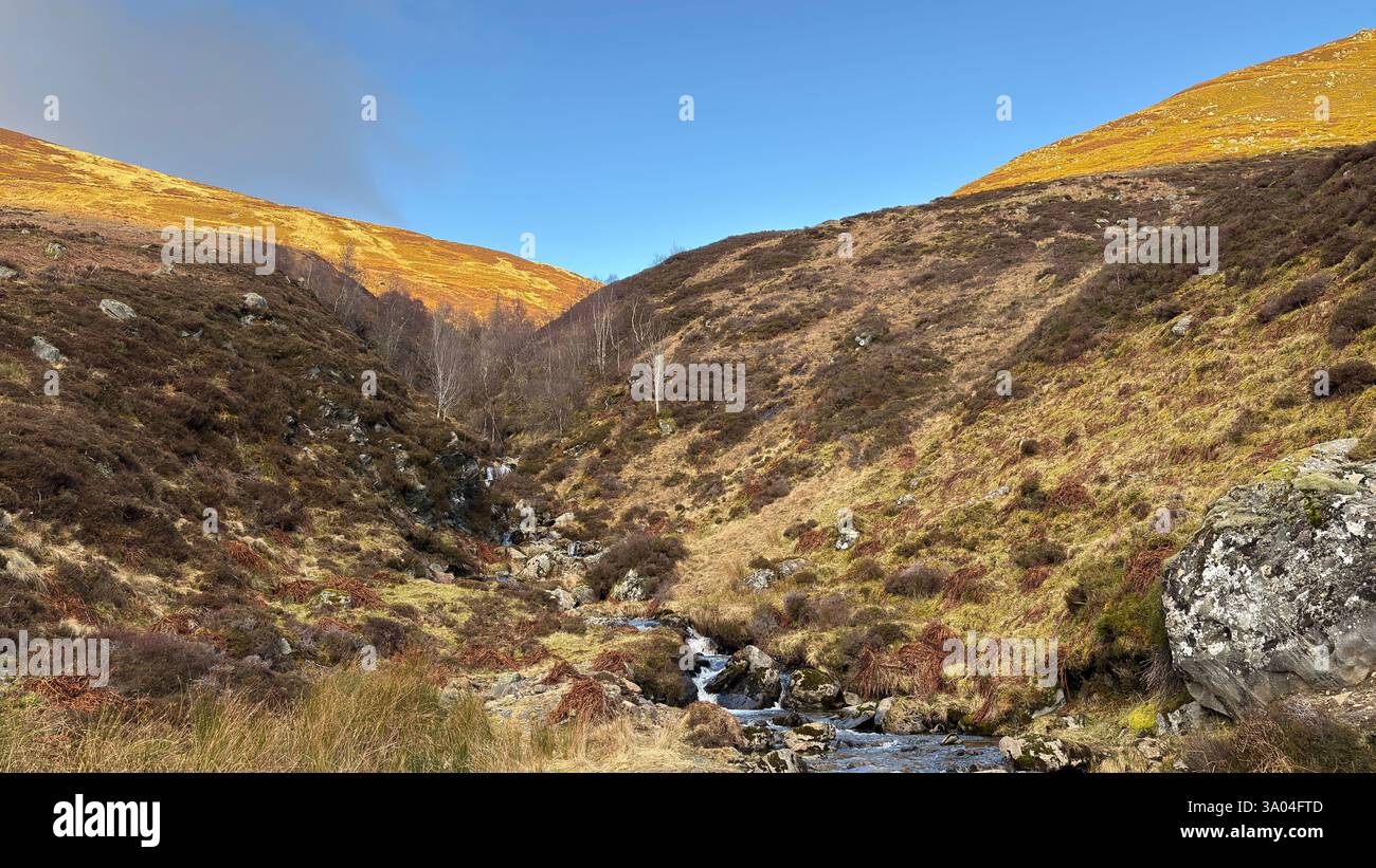 Small Scottish Burns in den Highland Hills und Bergen Schottlands. Loch Turret in der schottischen Berglandschaft mit Blick auf die Highlands - Smartphone-aufgenommenes Stockfoto