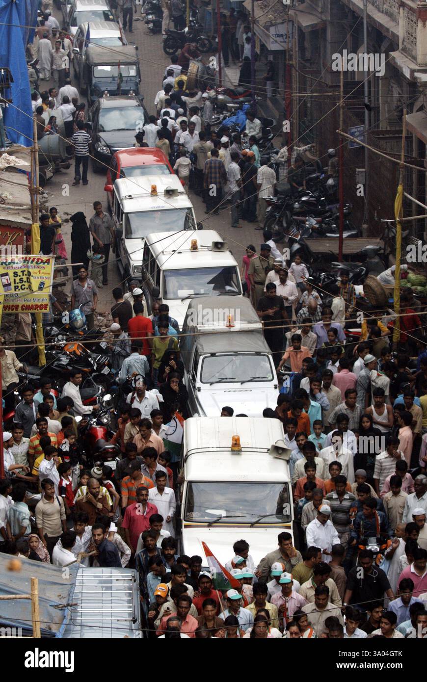Polizeifahrzeuge mit privatem Fahrzeug im Stau während der Wahlkampfveranstaltung in Bombay Mumbai, Maharashtra, Indien, Asien Stockfoto