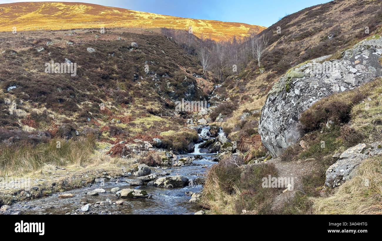 Small Scottish Burns in den Highland Hills und Bergen Schottlands. Loch Turret in der schottischen Berglandschaft mit Blick auf die Highlands - Smartphone-aufgenommenes Stockfoto