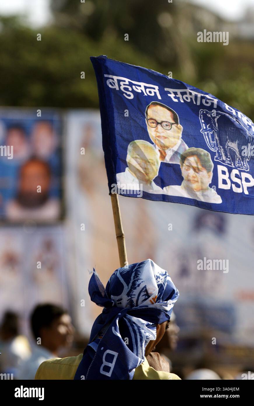 Unterstützer der Bahujan Samaj Party BSP, die Flagge in der Wahlkampfkundgebung in Bombay hält Stockfoto