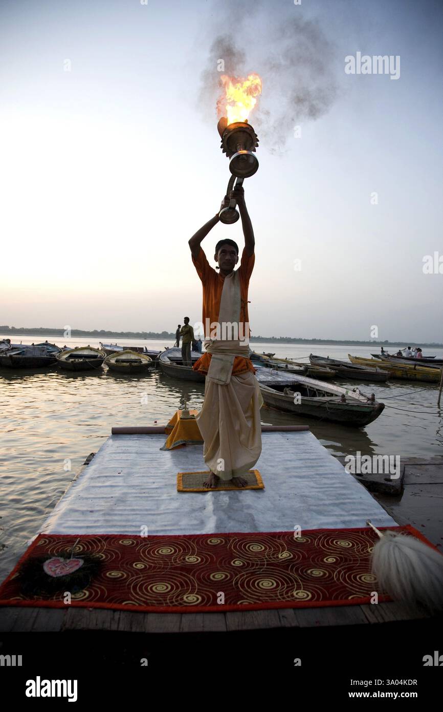 Der Priester führt das Morgenritual am heiligen Fluss ganga ganges in Varanasi, Uttar Pradesh, Indien, Asien durch Stockfoto