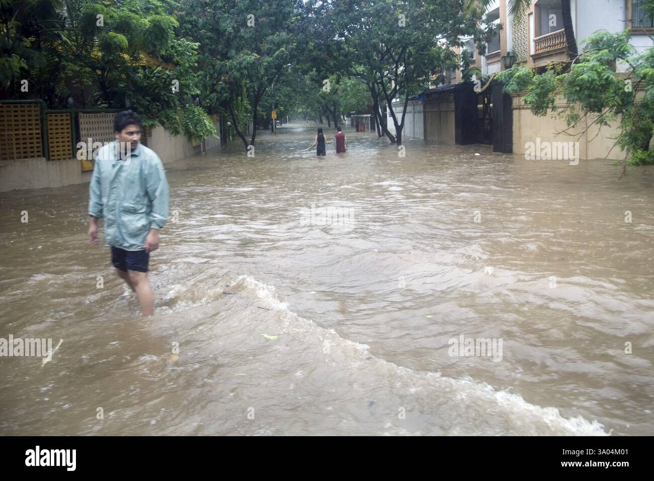 Saison Monsun, Starkregen und Wasserabfall auf Vorortsstraße vom 5. Juli 2006, Bombay Mumbai, Maharashtra, Indien, Asien Stockfoto