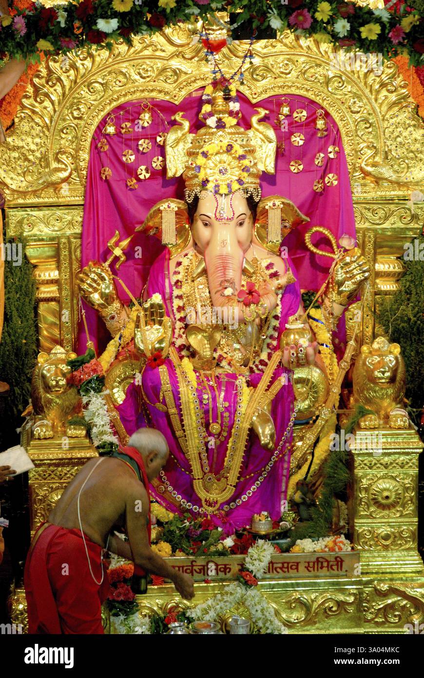 Priest spielt pooja von gsb Ganpati Idol im ganesh Festival, Bombay Mumbai, Maharashtra, Indien, Asien Stockfoto