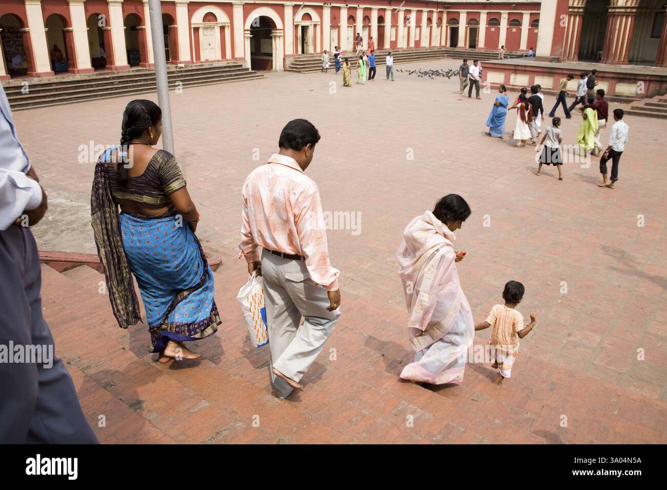 Menschen im Dakshineshwar Kali Tempel Ramkrishana Parmhans, Kalkutta Kalkata, Westbengalen, Indien, Asien Stockfoto