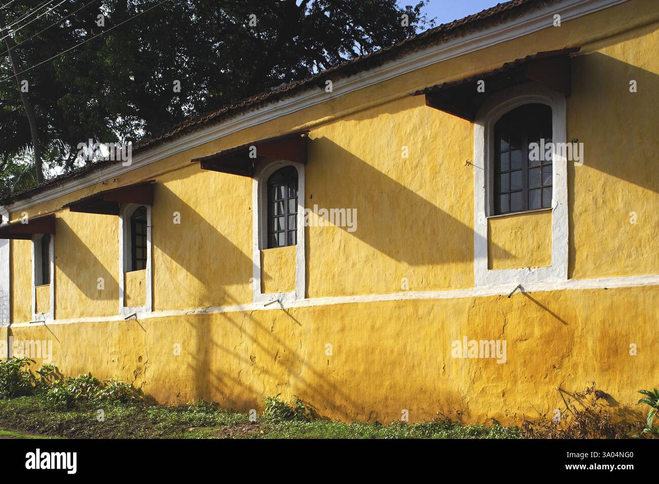 Heritage gelb und weiß lackiertes Haus, Old Goa, Indien, Asien Stockfoto
