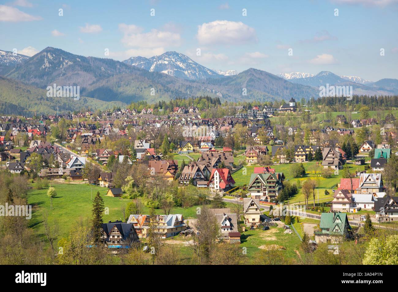 Zakopane, Polen. Panoramablick auf Häuser und Cottages im Chalet-Stil mit Tatra-Bergen im Hintergrund Stockfoto
