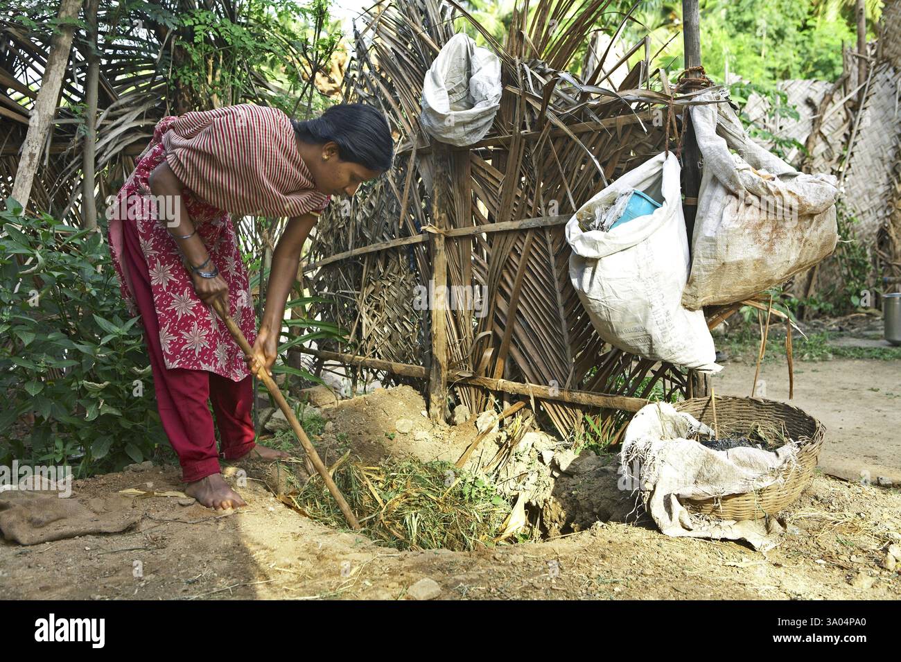Freiwillige der NGO Chinmaya Organisation für ländliche Entwicklung, DIE Kompostdünger aus organischen Abfällen herstellt Stockfoto