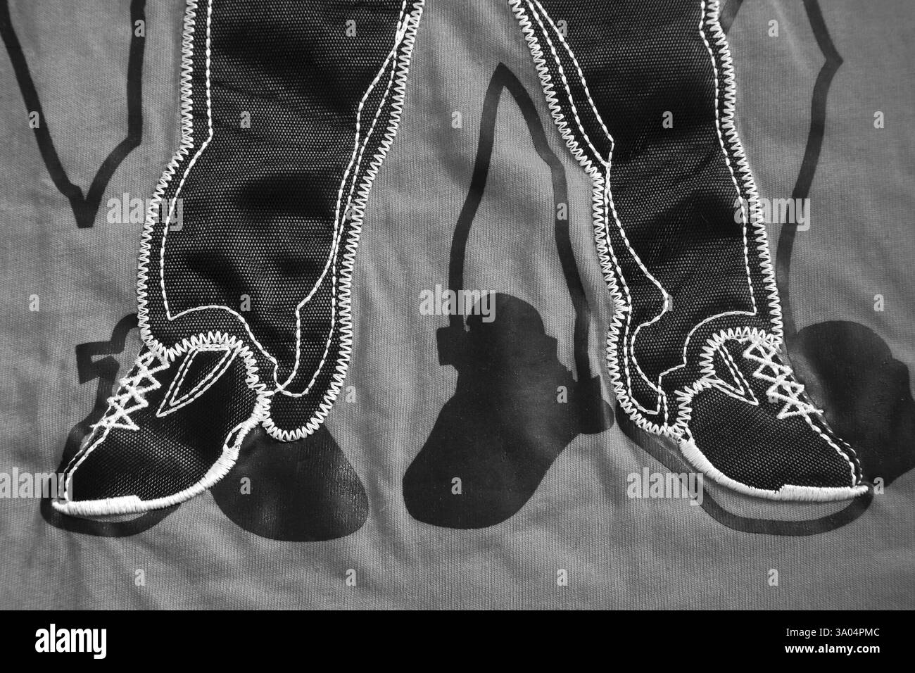 Schwarze und weiße Textilien Kleidung Baumwolle Stoff Mann-t-Shirt mit Patchwork Indien Asien Sept 2011 Stockfoto