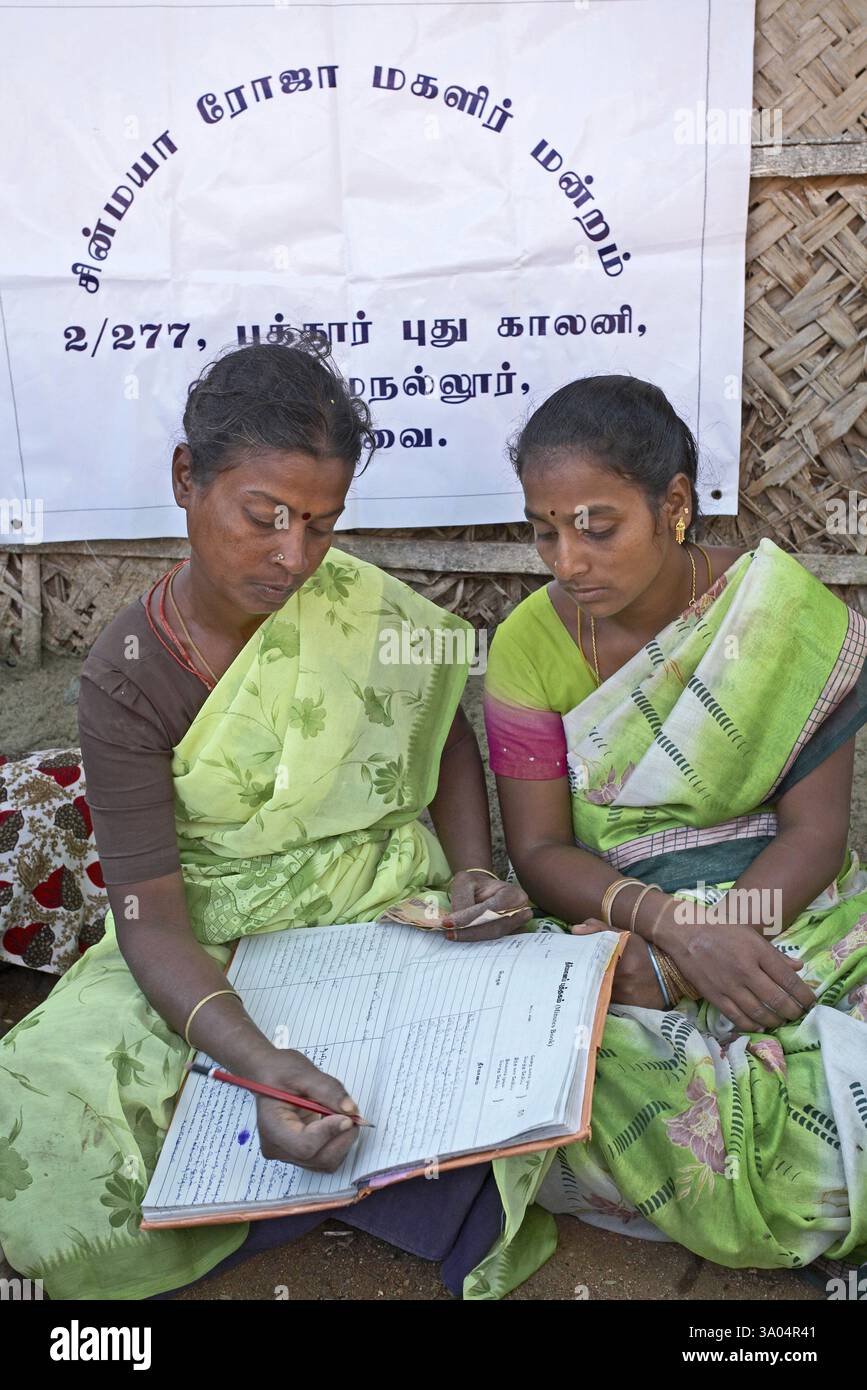 Damen-Freiwillige NGO Chinmaya Organisation der ländlichen Entwicklung Schnur Aufrechterhaltung Geschäftsbuch des Beitrags Stockfoto