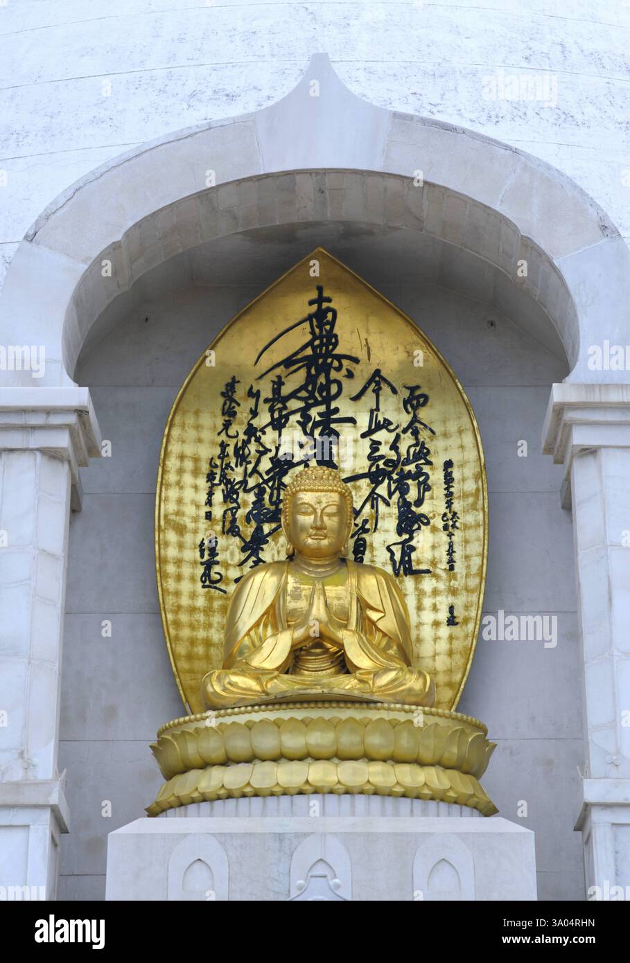 Goldene Statue des Herrn Gautam Buddha, buddhistische Stätte, Vishwa Shanti (Weltfrieden) Stupa, Rajgir, Bihar, Indien, Asien Stockfoto