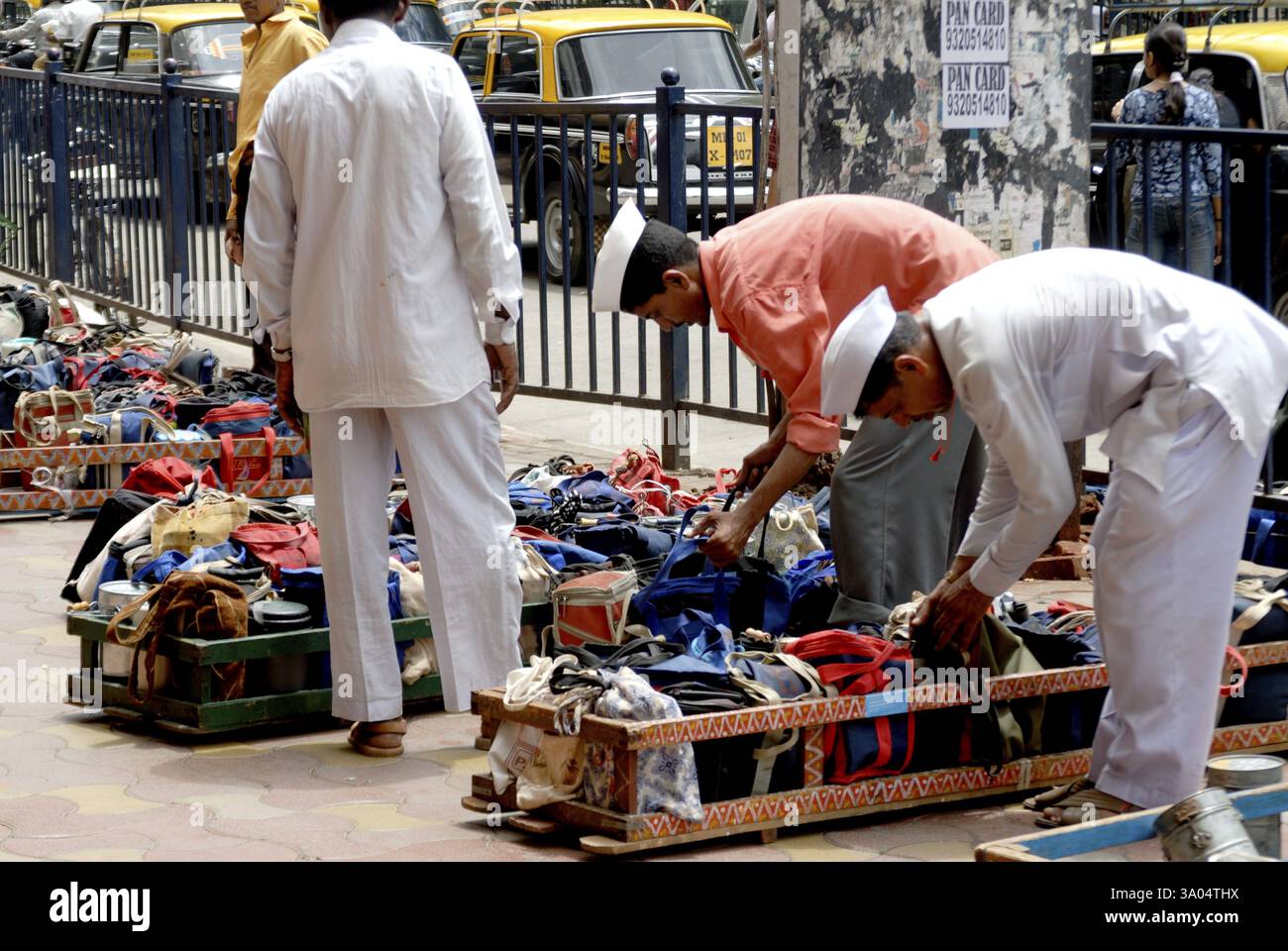 Tiffinwala oder Dabbawala arrangieren Lunchboxen in Kiste, Bombay Mumbai, Maharashtra, Indien, Asien Stockfoto