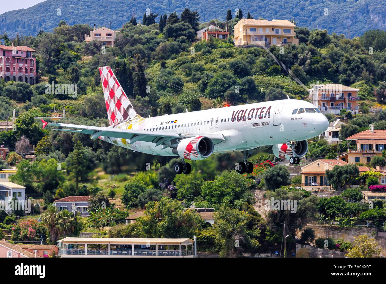 Volotea Airbus A320 Flugzeug Flughafen Korfu in Griechenland Korfu, Griechenland - 5. Juni 2024: Ein Airbus A320 Flugzeug der Volotea mit dem Kennzeichen EC-NOR auf dem Flughafen Korfu CFU in Griechenland. *** Volotea Airbus A320 Flugzeug Korfu Flughafen in Griechenland Korfu, Griechenland 5. Juni 2024 Ein Volotea Airbus A320 Flugzeug mit der Registrierung EC NOR am Flughafen Korfu CFU in Griechenland Stockfoto
