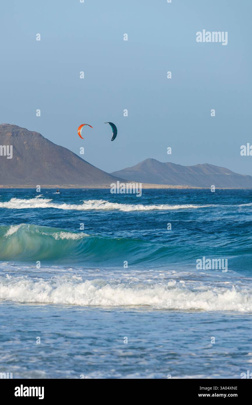 Kiteboarder werden von einem Power-Kite an der Costa da Fragata südöstlich von Sal Island über das Wasser gezogen Stockfoto