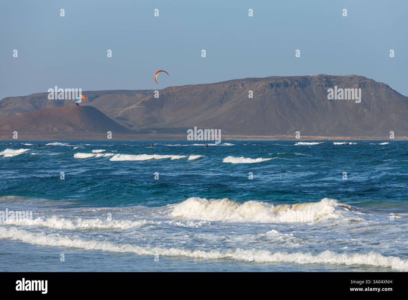 Kiteboarder werden von einem Power-Kite an der Costa da Fragata südöstlich von Sal Island über das Wasser gezogen Stockfoto