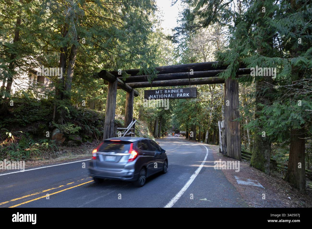Besucher betreten den Eingang des Mount Rainier National Parks in Washington, während Demonstranten sich versammeln, um öffentliches Land zu retten und Mitarbeiter des Bundes zu unterstützen Stockfoto