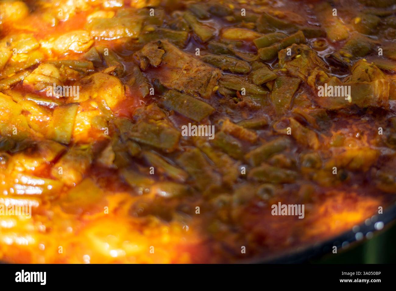 Gemüseeintopf: Reichhaltige Tomatenbrühe und Paella Stockfoto
