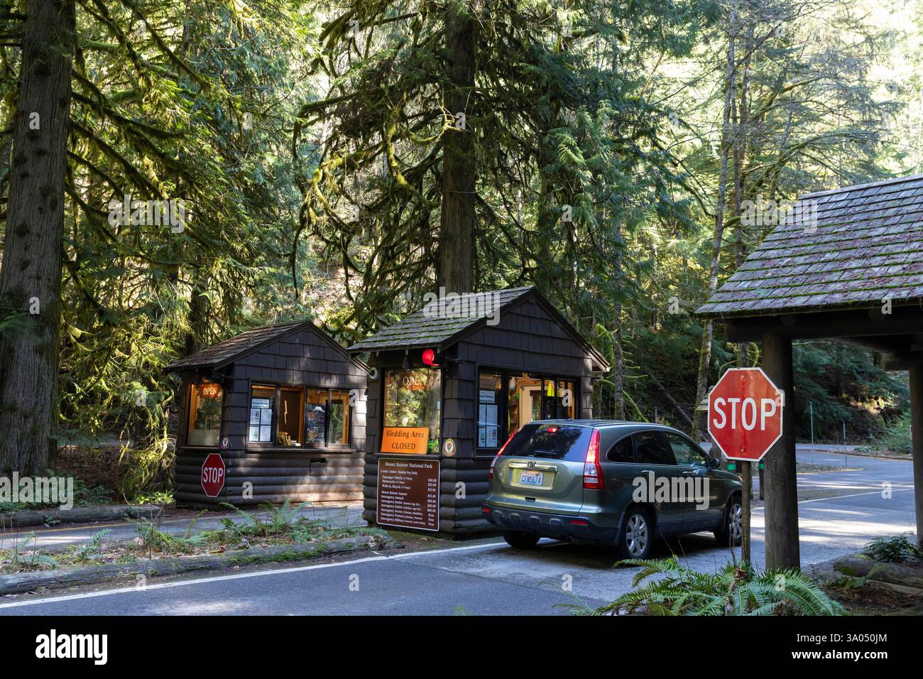 Besucher betreten den Eingang des Mount Rainier National Parks in Washington, während Demonstranten sich versammeln, um öffentliches Land zu retten und Mitarbeiter des Bundes zu unterstützen Stockfoto