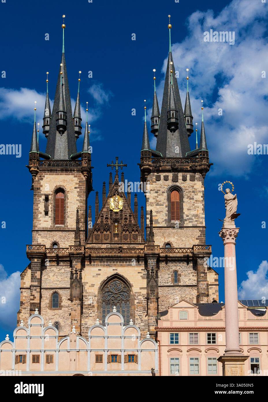 Kirche unserer Lieben Frau vor Tyns berühmten gotischen Zwillingstürmen, fertiggestellt im Jahr 1511 auf dem Altstädter Ring, mit Marian-Säule Stockfoto