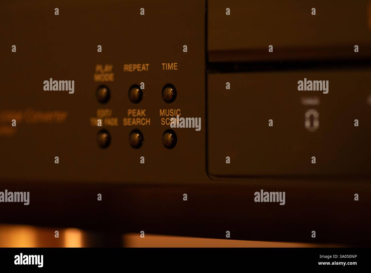 Kompakter Disc-Player im Retro-Stil mit detaillierten Nahaufnahmen der Bedienungstasten und Etiketten, die die technische Ästhetik demonstrieren. Stockfoto