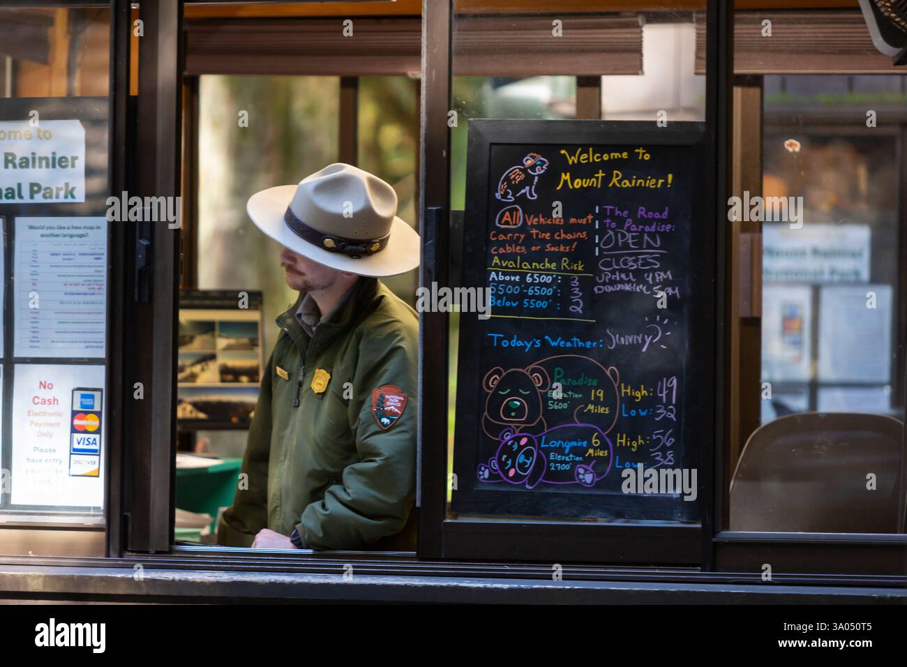 Hunderte von Unterstützern versammeln sich im Mount Rainier National Park in Washington zu einer Kundgebung, um öffentliche Ländereien zu retten und Mitarbeiter des Bundeslandes zu unterstützen Stockfoto