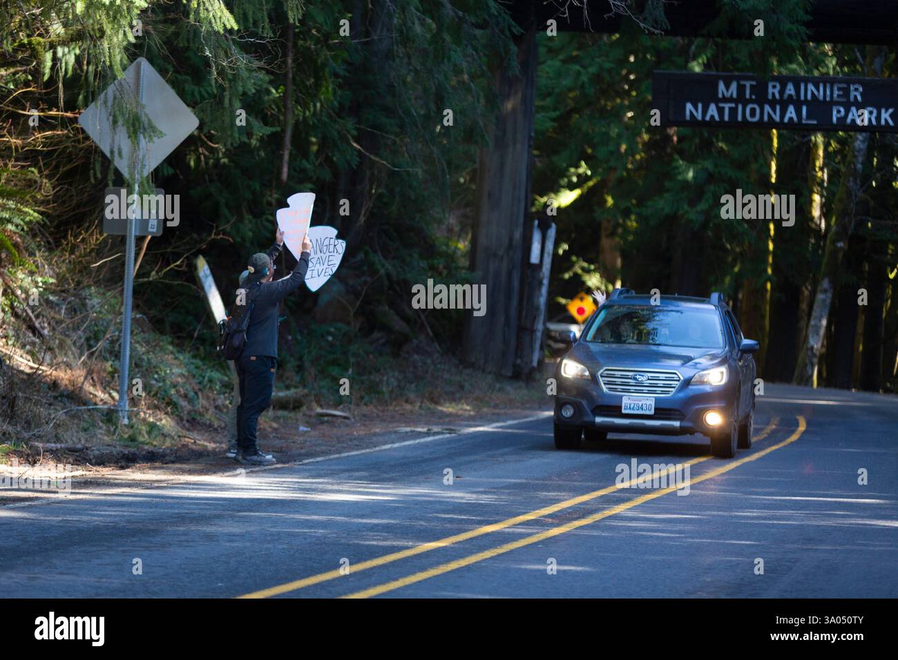Besucher winken den Demonstranten im Mount Rainier National Park in Washington zu, während einer Kundgebung, um öffentliches Land zu retten und Mitarbeiter des Bundes-lan zu unterstützen Stockfoto