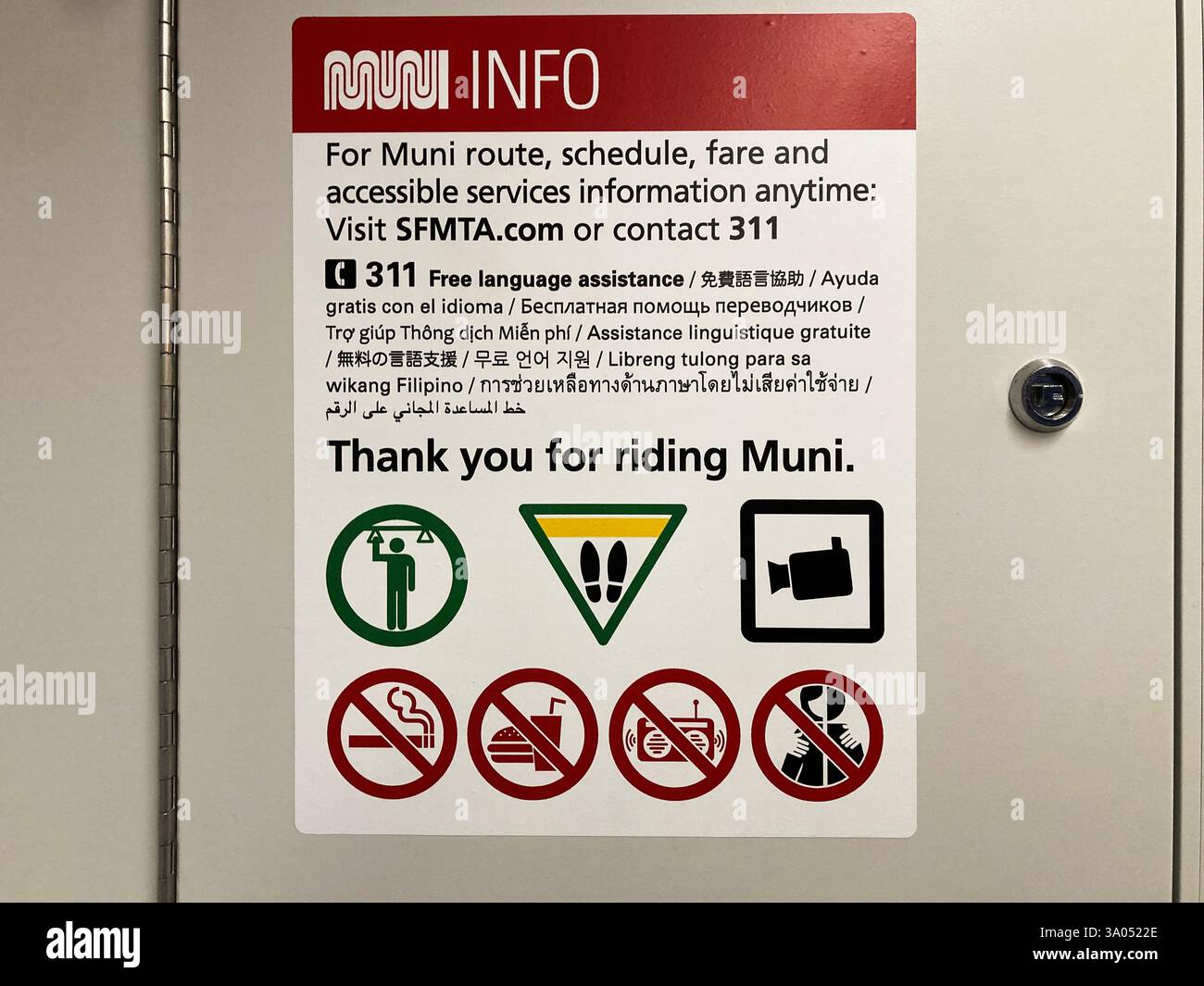 San Francisco Muni Informationsschild mit Angaben zu Route, Fahrplan und Fahrpreishilfe, mehrsprachiger Unterstützung und Fahrerregeln - San Francisco, CA Stockfoto