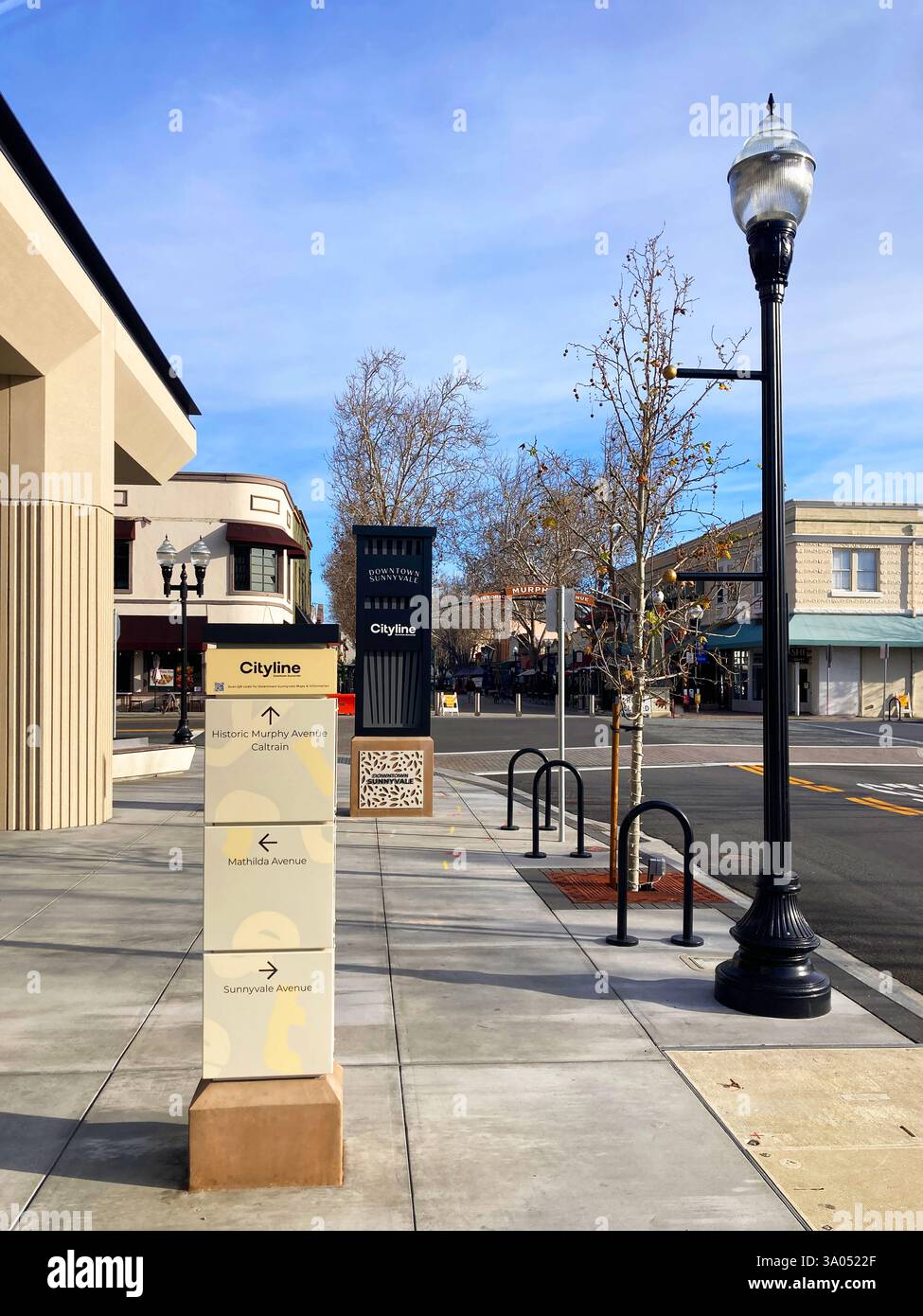 Wegweiser in der Innenstadt von Sunnyvale zeigen Informationen zur historischen Murphy Avenue, Caltrain und den nahegelegenen Straßen - Sunnyvale, CA Stockfoto