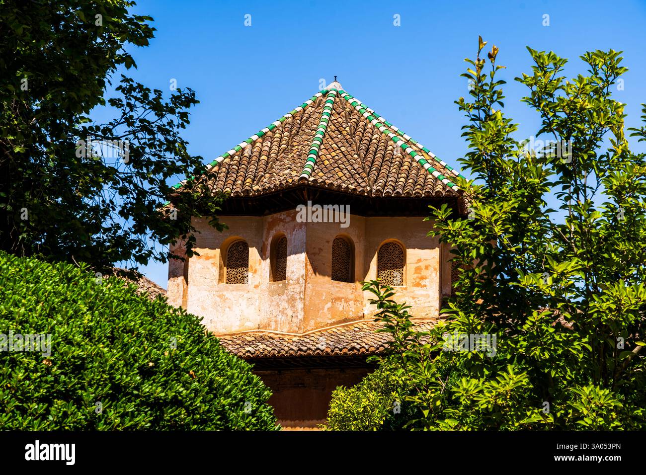 Die Kuppel der Abencerrajes-Halle an der Alhambra, Ein prächtiger Nasridendom mit glasierten Fliesen aus Gitterfenstern und andalusischem Garten in Granada Stockfoto