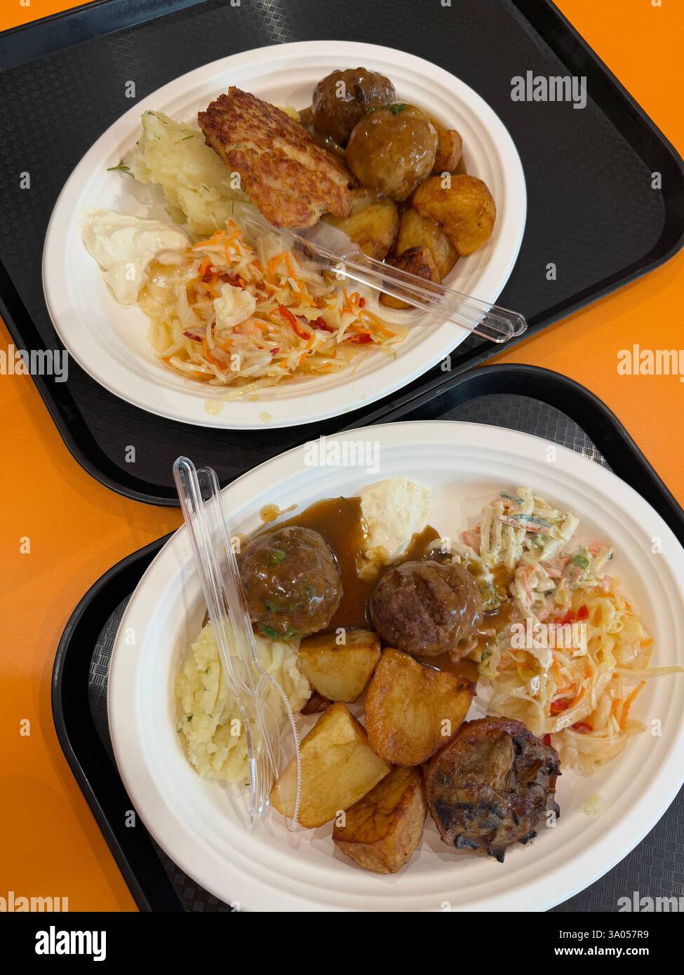 Fastfood-Café. Köstliche hausgemachte Speisen auf Plastiktellern auf Tabletts. Kartoffeln mit Kohl und Schnitzel. Hochwertige Fotos Stockfoto
