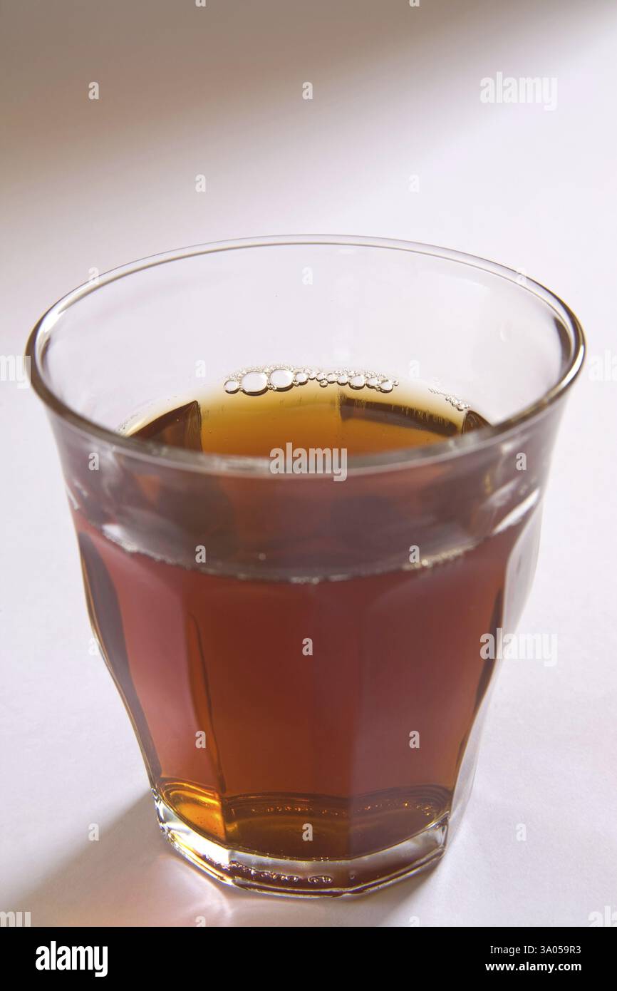 Heißes Getränk schwarzer Tee im Glas auf weißem Hintergrund 21-April-2010 Stockfoto