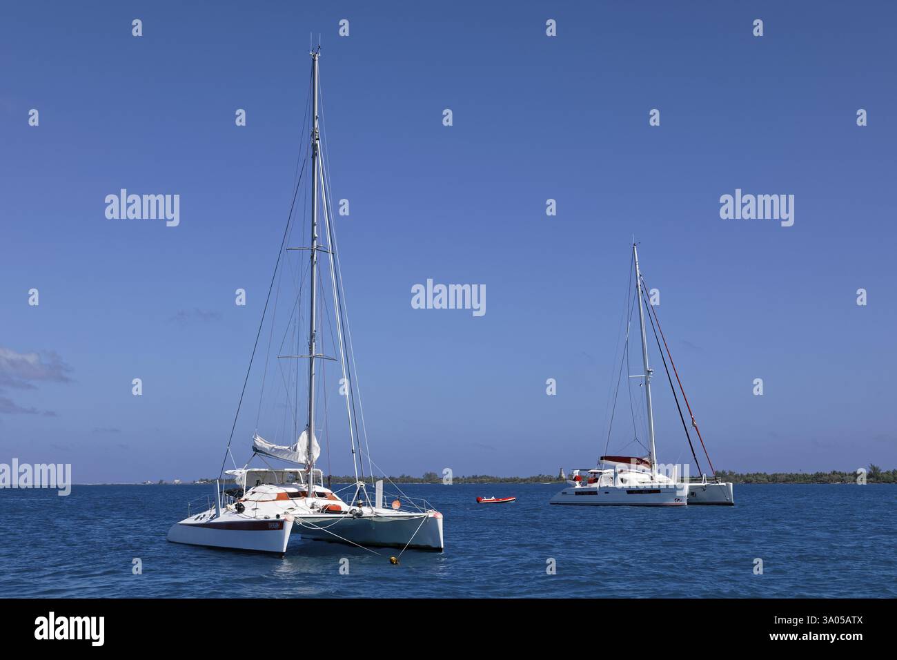 Segelkatamaran, Katamaran, Segelschiff, zwei, vor Anker im offenen Meer, Fakarava Atoll, Tuamotu Archipel, Pazifik, Tahiti, Gesellschaftsinseln, Lee Stockfoto