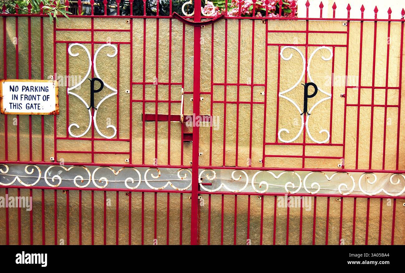 Kein Parkplatz-Schild am Eingangstor des Gebäudes platziert Stockfoto